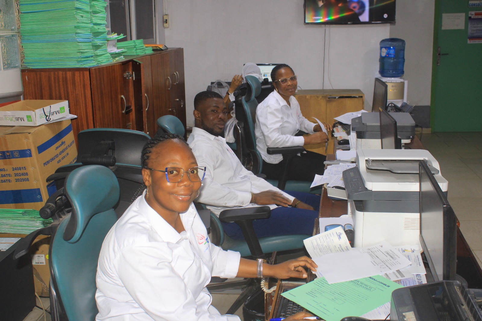 Le personnel administratif au poste d'enregistrement des patients