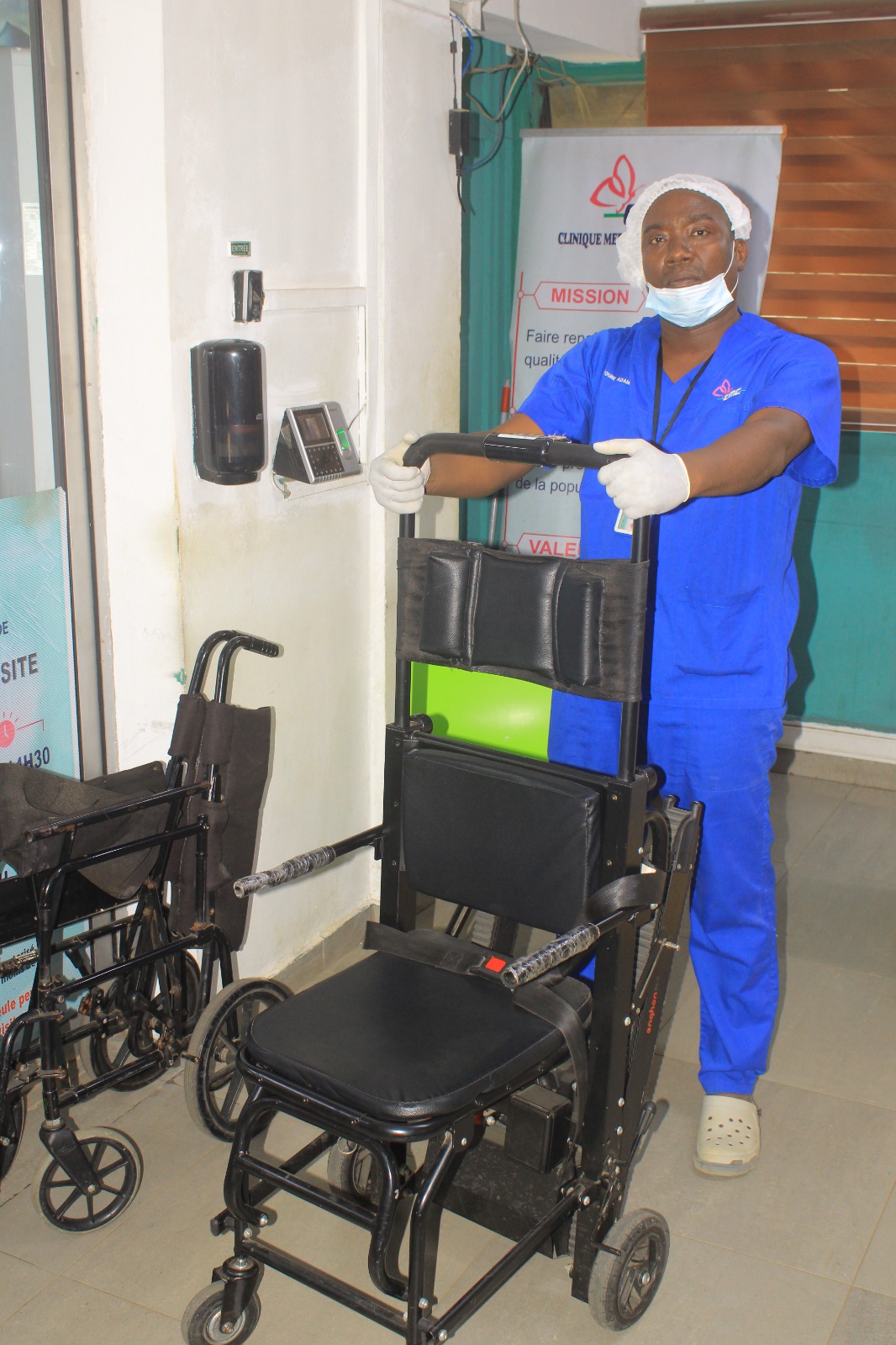 Un brancardier avec une chaise de transport des patients
