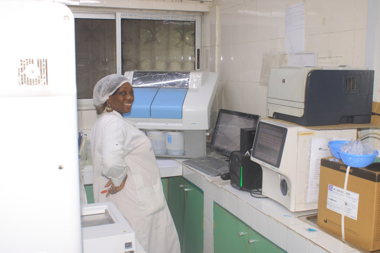 Une biologiste devant les automates du laboratoire d’analyses
